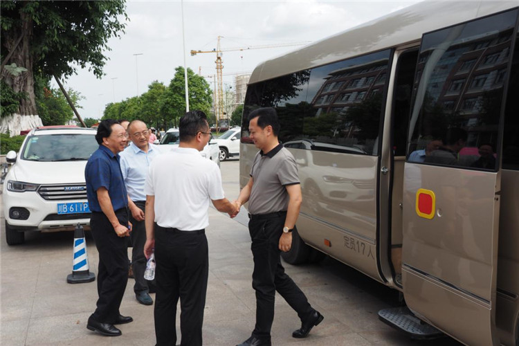 涪城區(qū)鄧輝區(qū)長(zhǎng)一行蒞臨東辰集團(tuán)視察調(diào)研1.jpg 涪城區(qū)鄧輝區(qū)長(zhǎng)一行蒞臨東辰集團(tuán)視察調(diào)研1.jpg